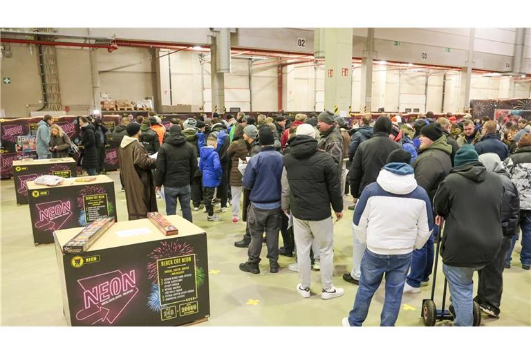 Mancherorts bildeten sich in der Nacht lange Schlangen.