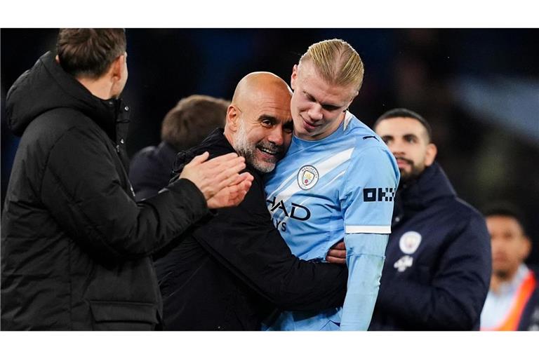 Manchester-City-Trainer Pep Guardiola (2.v.l-r) umarmt Erling Haaland. Erling Haaland meldet sich bei seinem Trainer zurück – ohne zusätzliche Weihnachtspölsterchen (Archivfoto).