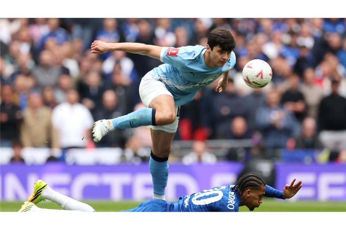 Manchester Citys Abdukodir Khusanov (oben) und Chelseas Joao Pedro kämpfen um den Ball.