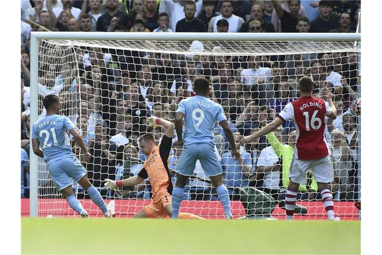 Manchester Citys Ferran Torres (l) erzielt das zweite Tor für seine Mannschaft. Foto: Rui Vieira/AP/dpa