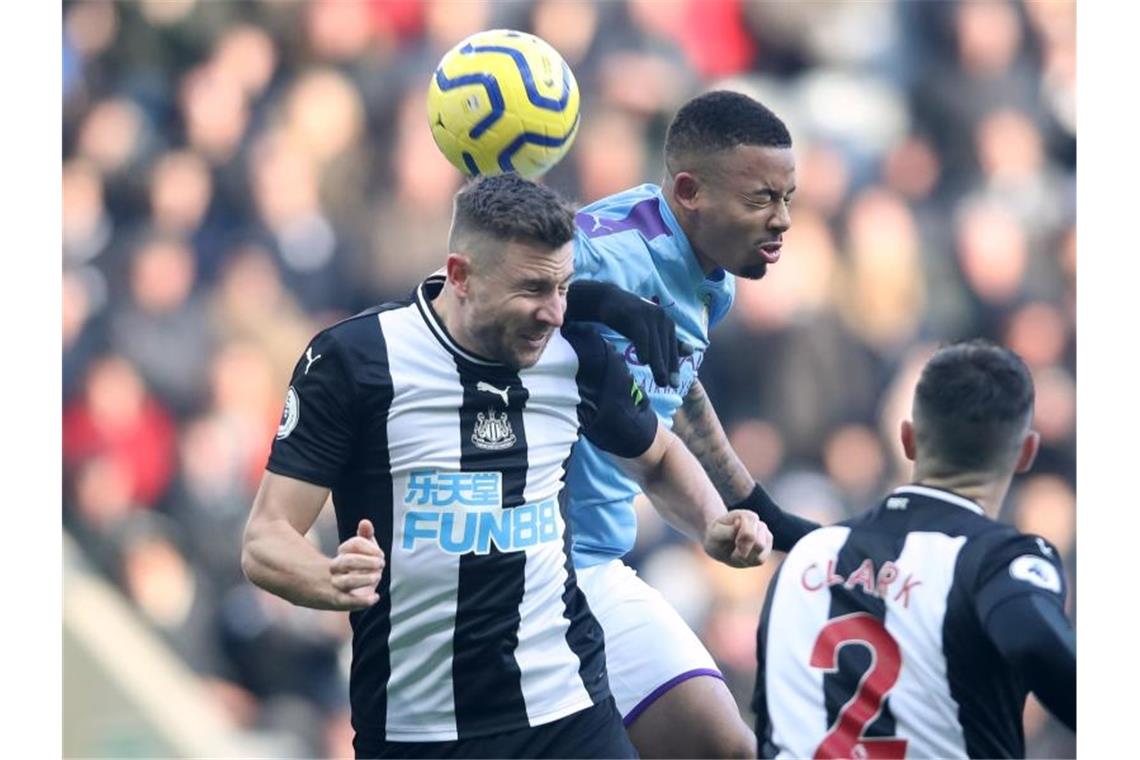 Liverpool schlägt Brighton und zieht Man City davon Manchester Citys Gabriel Jesus (r) und Newcastles Federico Fernandez beim Kopfballduell. Foto: Owen Humphreys/PA Wire/dpa