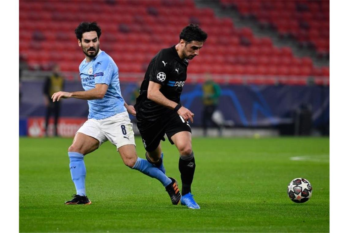 Gladbach beim 0:2 gegen Man City überfordert und chancenlos Manchester Citys Ilkay Gündogan und Gladbachs Lars Stindl (r) in Aktion. Foto: Marton Monus/dpa