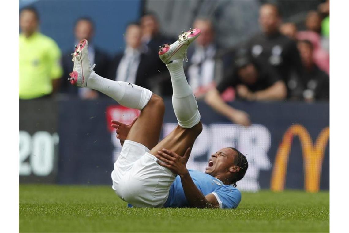 Manchester Citys Leroy Sané hat sich schwer am Knie verletzt. Foto: Frank Augstein/AP