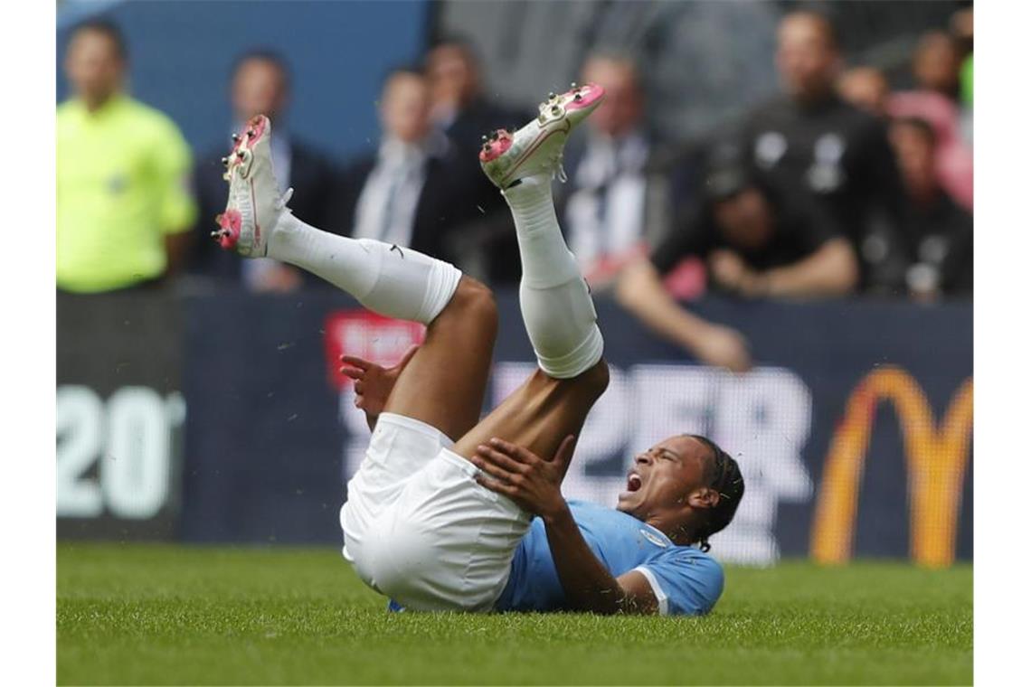 Kreuzband-OP bei Sané - Platzt der Königstransfer? Manchester Citys Leroy Sané muss operiert werden. Foto: Frank Augstein/AP