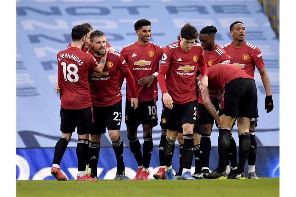 Manchester Uniteds Luke Shaw (2.v.l) feiert zusammen mit den Mannschaftskollegen sein Tor zum 2:0. Foto: Peter Powell/PA Wire/dpa