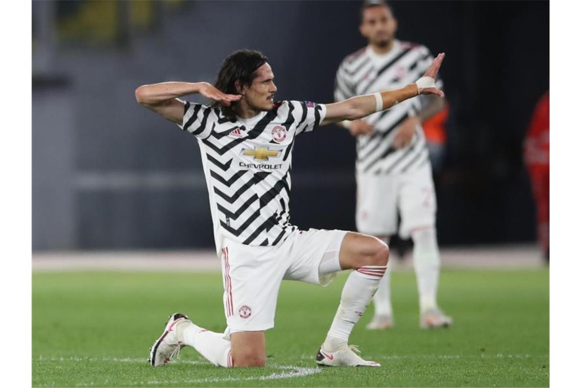 Manchester Uniteds Torschütze Edinson Cavani (l) feiert sein Tor zum zwischenzeitlichen 2:2-Ausgleich. Foto: Jonathan Moscrop/CSM via ZUMA Wire/dpa