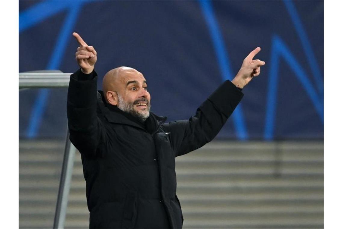 „Wieder Spaß am Fußball“: RB Leipzig bucht Europa League Manchesters Trainer Pep Guardiola gibt gestenreich Anweisungen. Foto: Robert Michael/dpa-Zentralbild/dpa