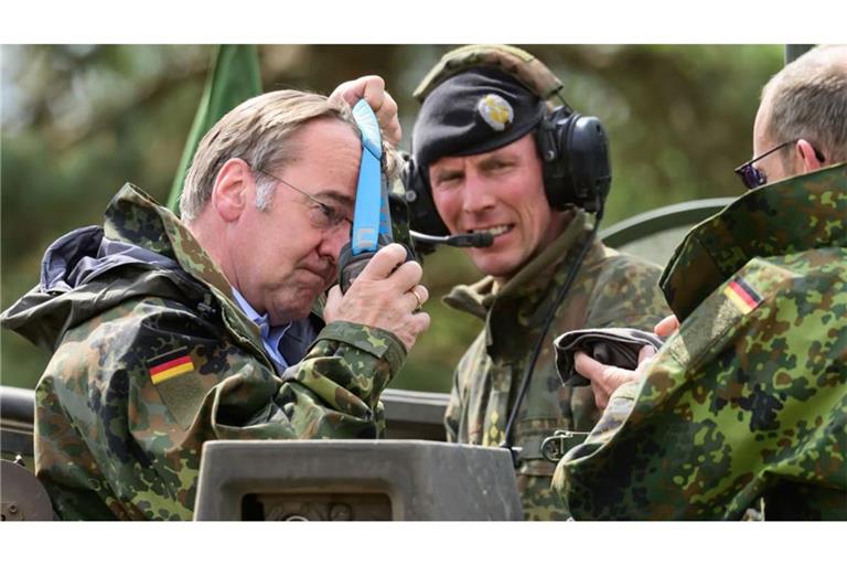 Manchmal hakt es: Verteidigungsminister Pistorius beim Truppenbesuch in Niedersachsen.
