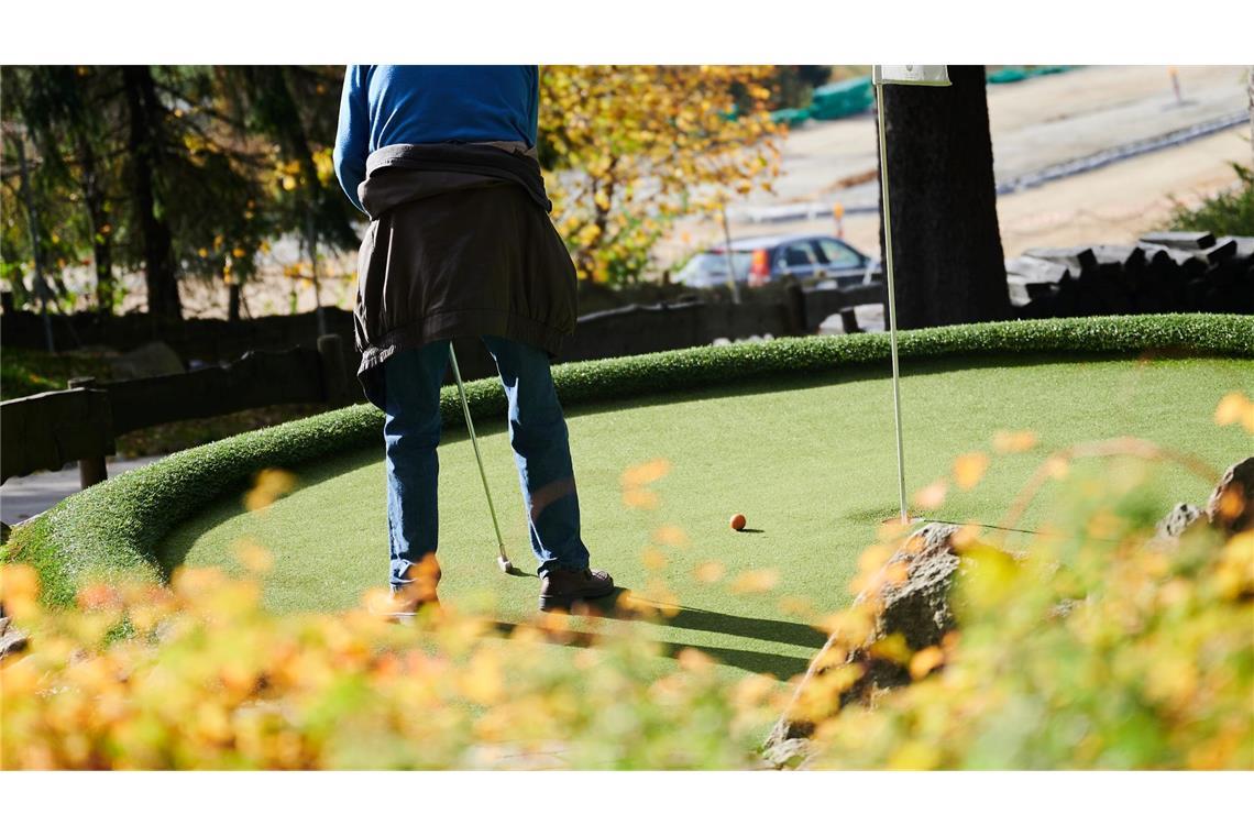 Manchmal ist es wie verflixt und der Ball kommt wieder aus dem Loch heraus. (Symbolbild)