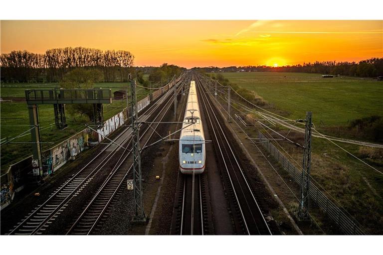 Manchmal schafft man es per ICE vor Sonnenuntergang tatsächlich an sein Ziel. Vor allem, wenn man Tricks kennt.