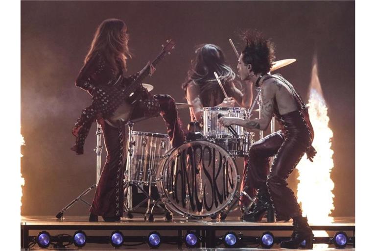 Maneskin aus Italien performt "Zitti E Buoni" beim großen Finale des Eurovision Song Contest in der Ahoy-Arena. Foto: Peter Dejong/AP/dpa