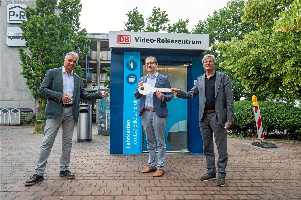 Manfred Bandel, Maximilian Friedrich und Thomas Bopp (von links) bei der offiziellen Eröffnung des Video-Reisezentrums. Fotos: A. Becher