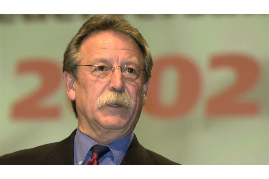 Manfred Haas, gelernter Bankkaufmann, wurde aufgrund der Fehler seines Vorgängers mit einer schweren Aufgabe versehen. Er sollte den drohenden Abstieg in die Zweite Liga abwenden, gleichzeitig aber auch die Ausgaben des Vereins kürzen und die finanzielle Krise entschärfen. Notgedrungen setzte er voll auf die Jugend. Was mit einer Verzweiflungsaktion begann, erwies sich als erfolgreicher als gedacht und sollte die VfB-Identität für immer prägen. „Jung und wild“, lautete von nun an das Motto des VfB. Haas’ größter sportlicher Erfolg war das Erreichen der Champions League im Jahr 2003, bevor er aufgrund von Überlastung das Amt freiwillig abgab.