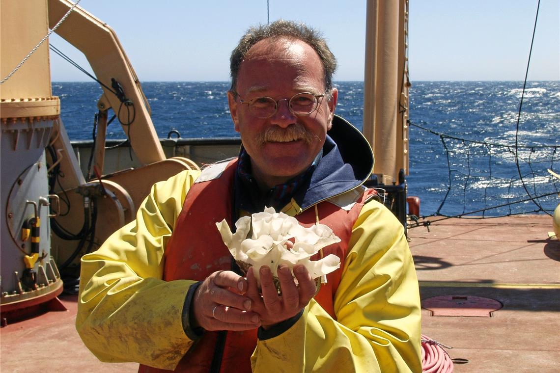 Manfred Krautter an Deck des kanadischen Forschungsschiffs „John P: Tully“ 1999 mit einem Kieselschwamm in der Hand. Fotos: privat/Landratsamt