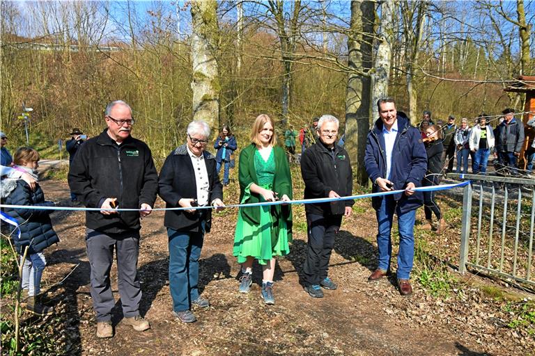 Manfred Krautter, Edelgard Löffler, Waldfee Leonie Treml, Walter Hieber und Landrat Richard Sigel (von links) weihten den neuen Premiumwanderweg „Sagenhafter Femelwald“ in Sulzbach ein. Foto: T. Sellmaier