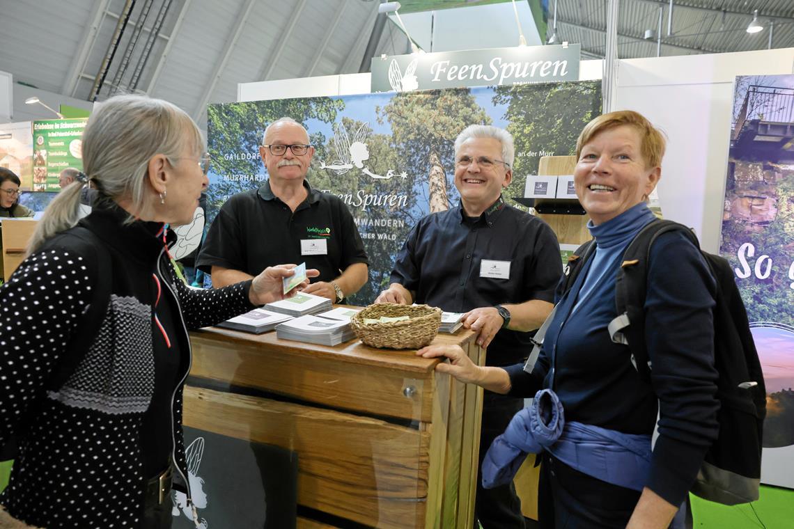 Wandern steht bei den CMT-Gästen hoch im Kurs Manfred Krautter (Zweiter von links) und Walter Hieber informieren gut gelaunt über die Feenspuren. Foto: Gabriel Habermann