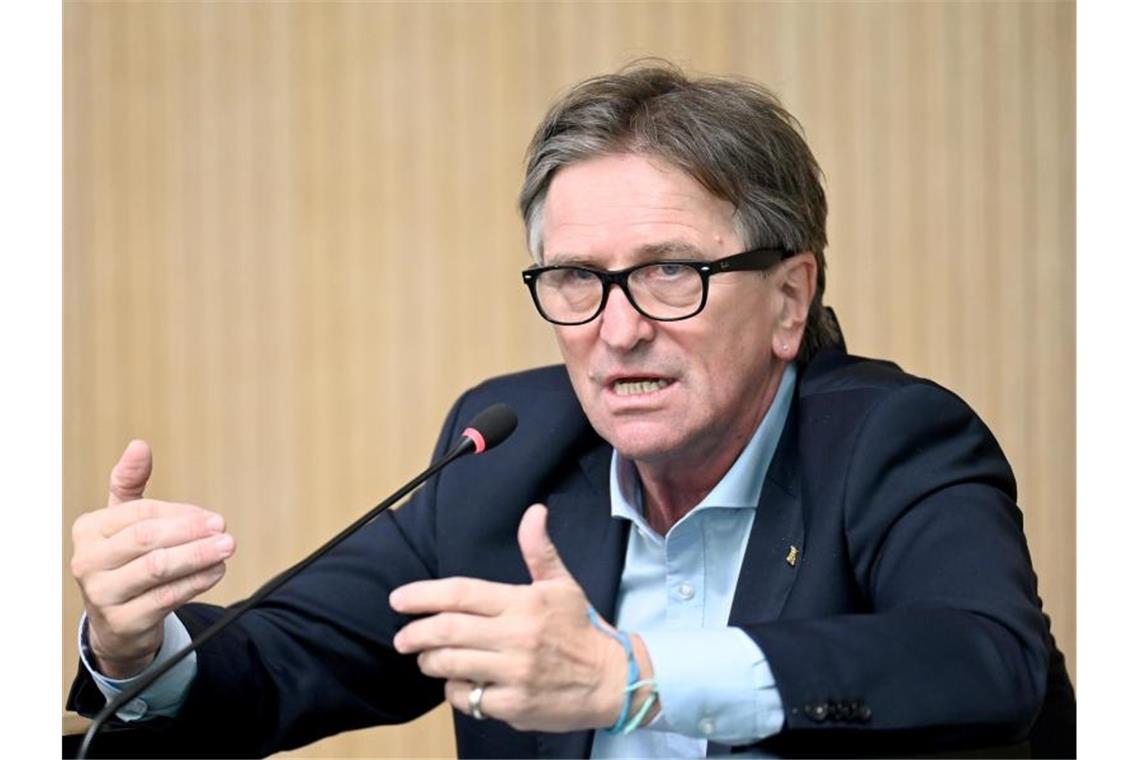 Manfred Lucha (Bündnis 90/Die Grünen) bei einer Pressekonferenz. Foto: Bernd Weißbrod/dpa/Archivbild