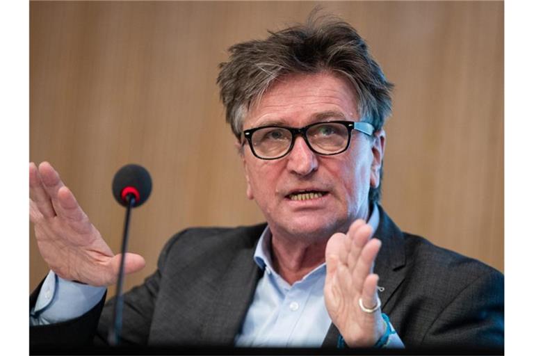 Manfred Lucha (Bündnis 90/Die Grünen), Gesundheitsminister in Baden-Württemberg, spricht. Foto: Christoph Schmidt/dpa/Archivbild