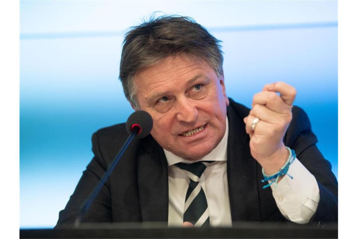 Rückkehrer sollen wegen Coronavirus zu Hause bleiben Manfred Lucha (Bündnis 90/Die Grünen, l), Gesundheitsminister von Baden-Württemberg, gestikuliert. Foto: Marijan Murat/dpa