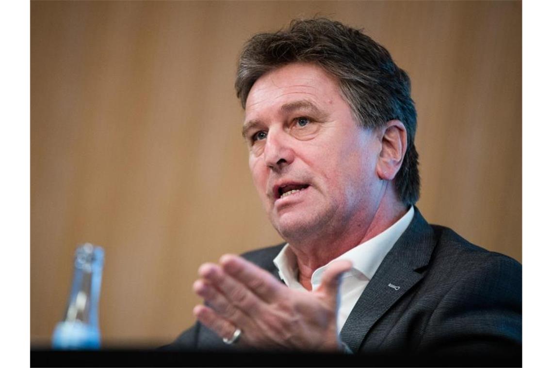Kultusministerium ermöglicht Fern- und Wechselunterricht Manfred Lucha (Bündnis 90/Die Grünen), Minister für Soziales und Integration von Baden-Württemberg, spricht. Foto: Christoph Schmidt/dpa/Archivbild