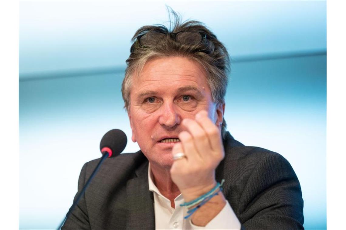 Manfred Lucha (Bündnis 90/Die Grünen) nimmt an einer Pressekonferenz teil. Foto: Marijan Murat/dpa/Archivbild