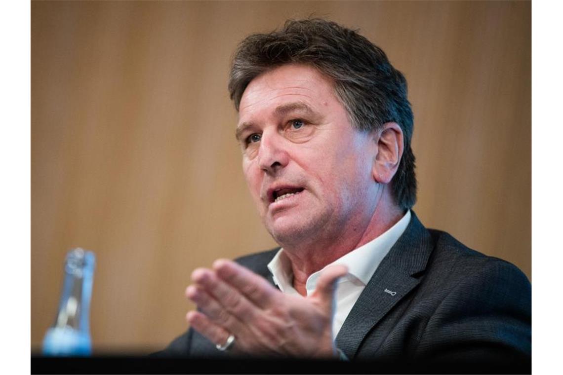 Baden-Württemberg ändert Quarantäneregeln bei Coronaverdacht Manfred Lucha (Bündnis 90/Die Grünen) spricht bei einer Pressekonferenz. Foto: Christoph Schmidt/dpa/Archivbild