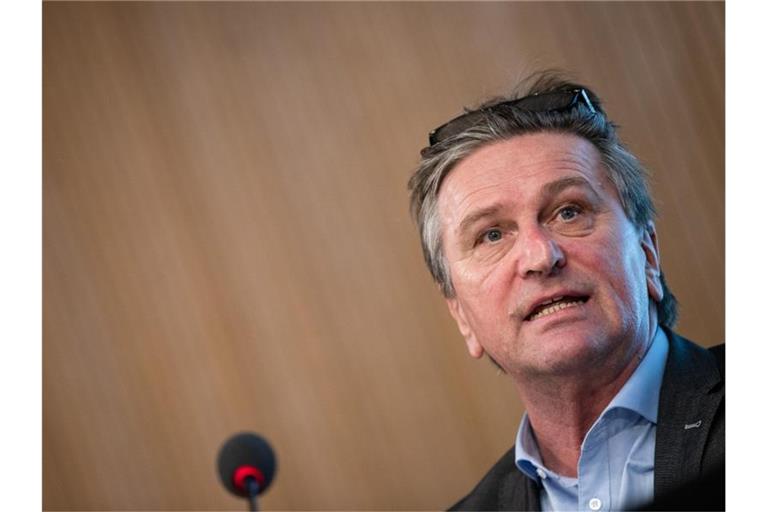 Manfred Lucha (Bündnis 90/Die Grünen) spricht bei einer Pressekonferenz. Foto: Christoph Schmidt/dpa/Archivbild