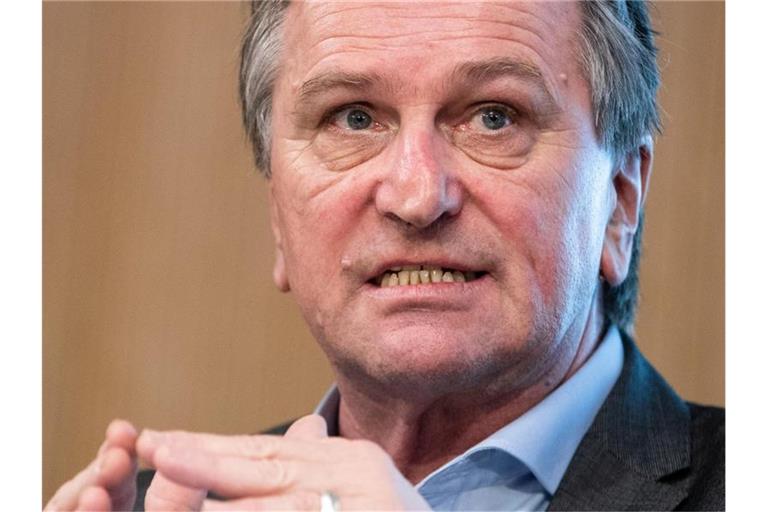 Manfred Lucha (Bündnis 90/Die Grünen) spricht. Foto: Christoph Schmidt/dpa/Archivbild