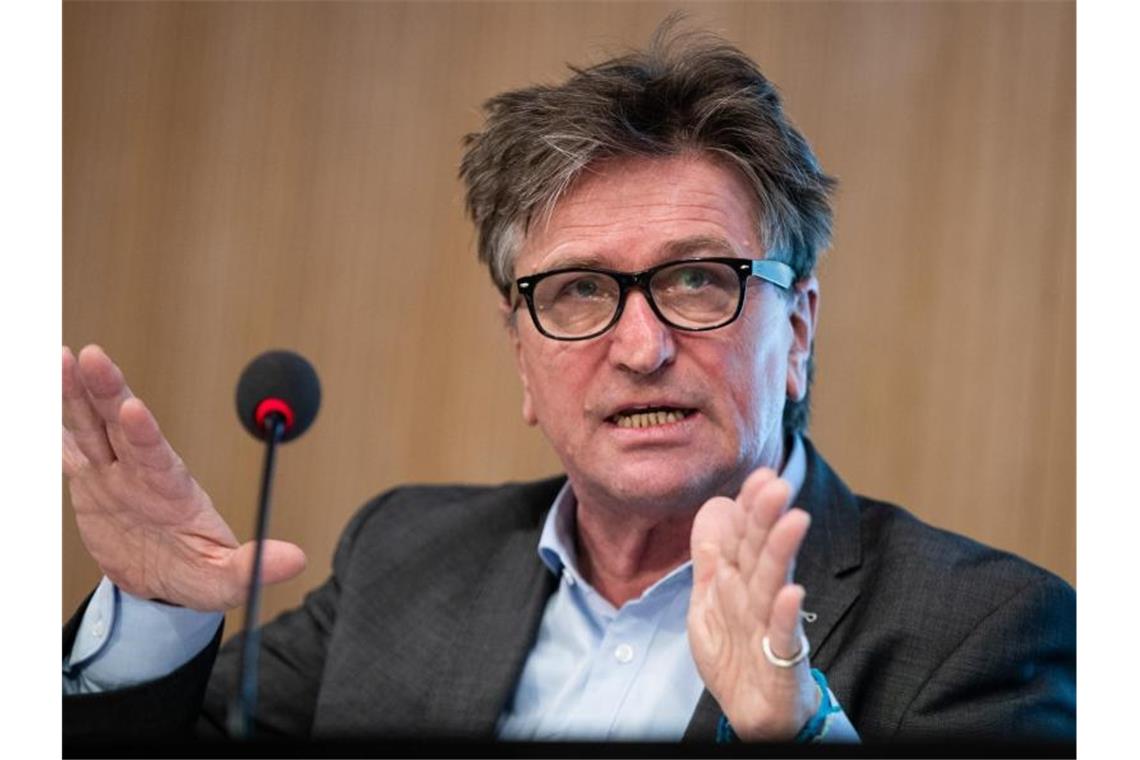 Landessozialminister für Veränderungen der Impfkommission Manfred Lucha (Bündnis 90/Die Grünen) spricht. Foto: Christoph Schmidt/dpa/Archivbild