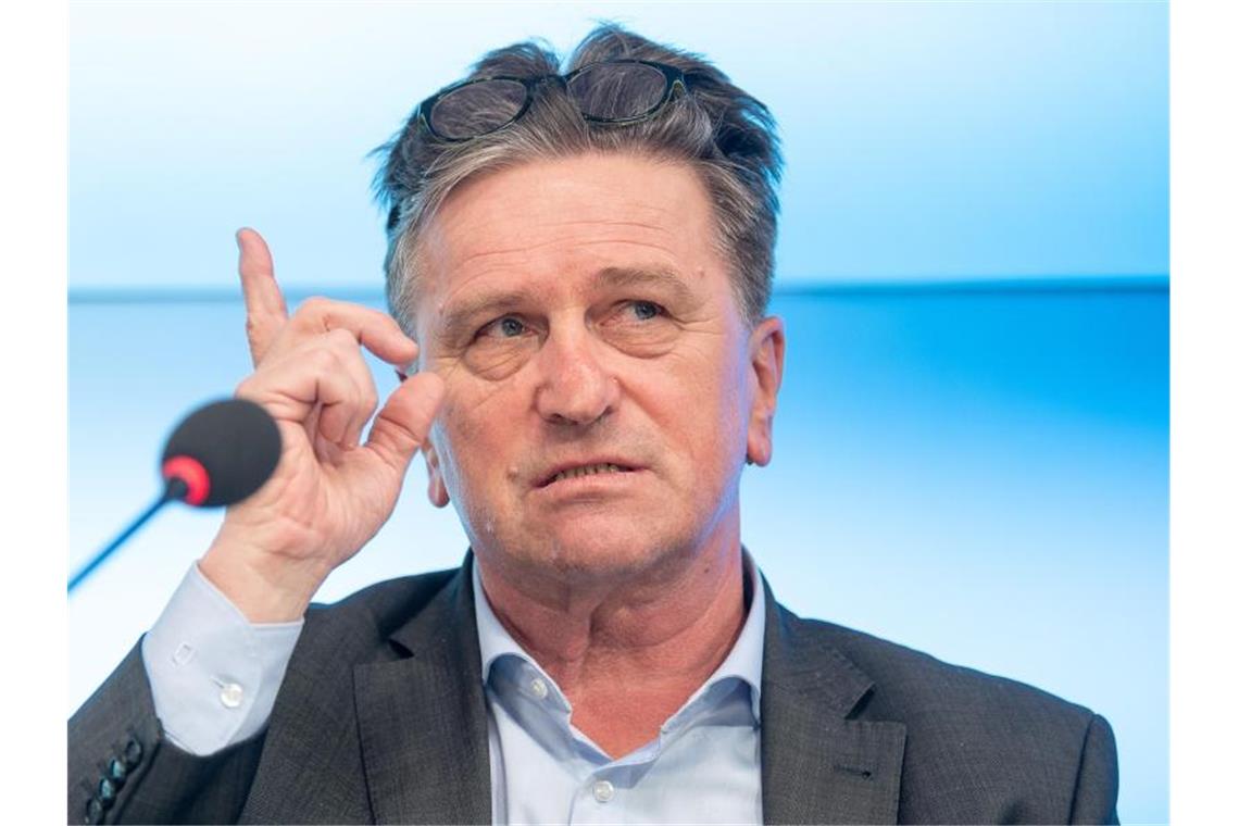 Manfred Lucha (Die Grünen), Gesundheitsminister von Baden-Württemberg, spricht während einer Pressekonferenz der Landesregierung Baden-Württemberg. Foto: Sebastian Gollnow/dpa/Archiv