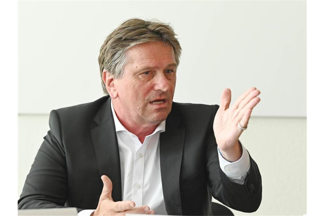 Manfred Lucha (Die Grünen), Sozialminister von Baden-Württemberg, auf einer Pressekonferenz. Foto: Uli Deck/dpa