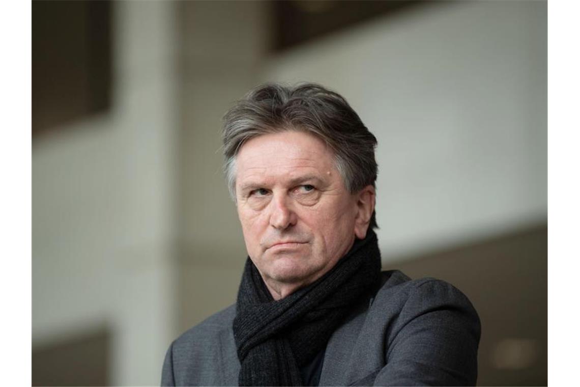 „Bundes-Notbremse“ gilt im Südwesten bereits ab Montag Manfred Lucha (Grüne), Gesundheitsminister von Baden-Württemberg, schaut in die Runde. Foto: Marijan Murat/dpa