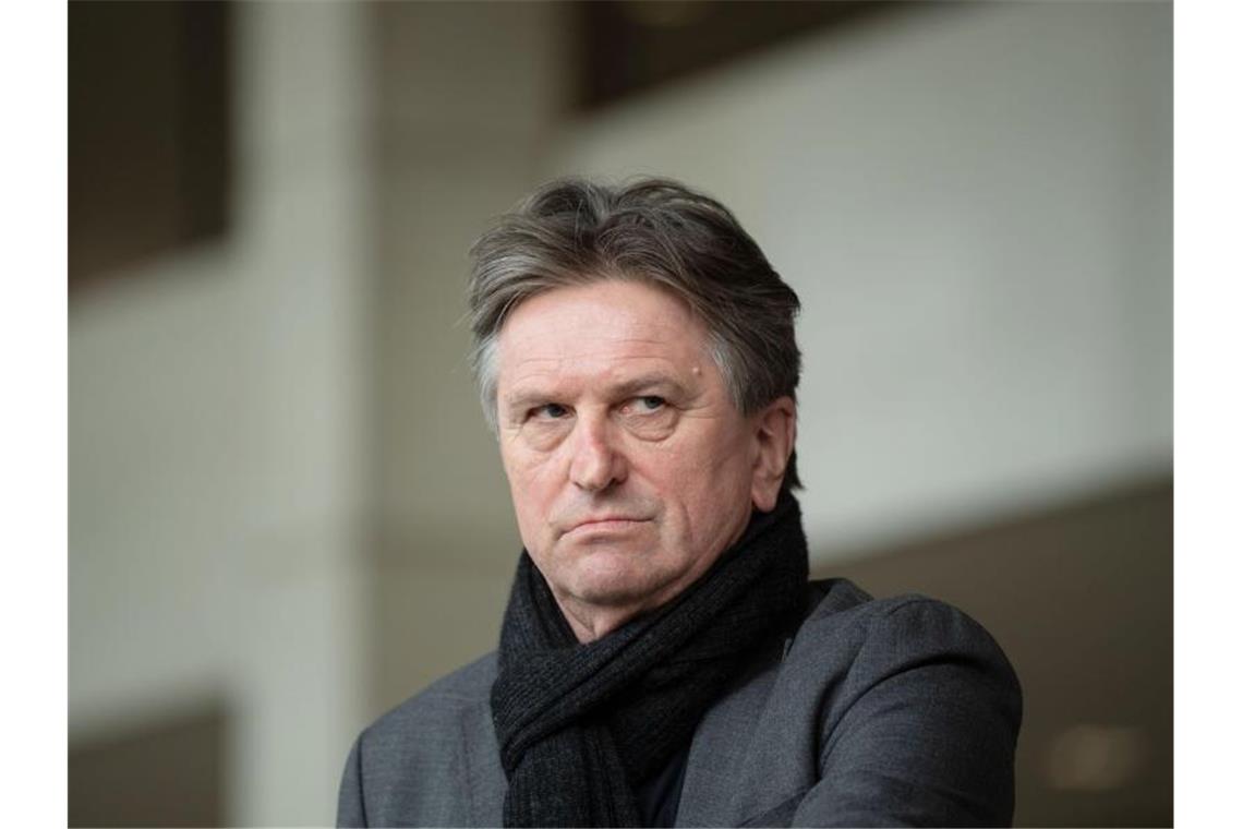 Ärzte rechnen mit stärkerer Nachfrage nach Impfterminen Manfred Lucha (Grüne), Gesundheitsminister von Baden-Württemberg, schaut in die Runde. Foto: Marijan Murat/dpa