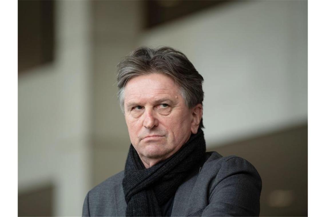 Manfred Lucha (Grüne) gibt ein Pressestatement. Foto: Marijan Murat/dpa/Archivbild