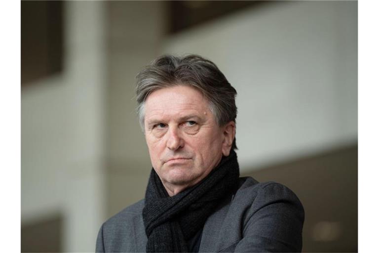 Manfred Lucha (Grüne) gibt ein Pressestatement. Foto: Marijan Murat/dpa/Archivbild