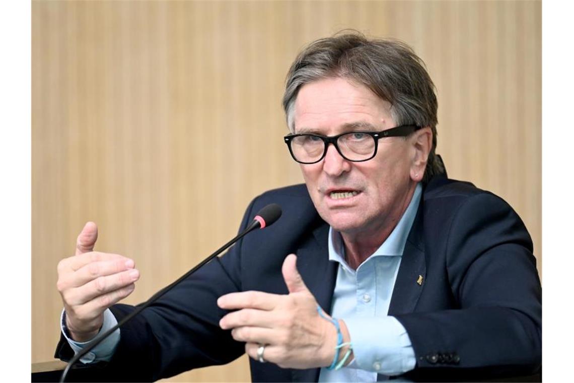 Corona-Tod im Pflegeheim: Minister im Sozialausschuss Manfred Lucha (Grüne), Minister für Soziales und Integration in Baden-Württemberg, spricht. Foto: Bernd Weißbrod/dpa