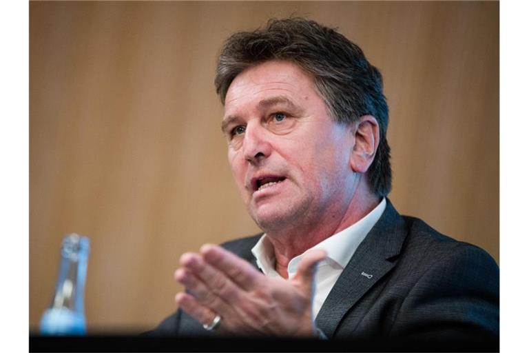 Manfred Lucha, Sozialminister von Baden-Württemberg, spricht bei einer Pressekonferenz. Foto: Christoph Schmidt/dpa/Archivbild