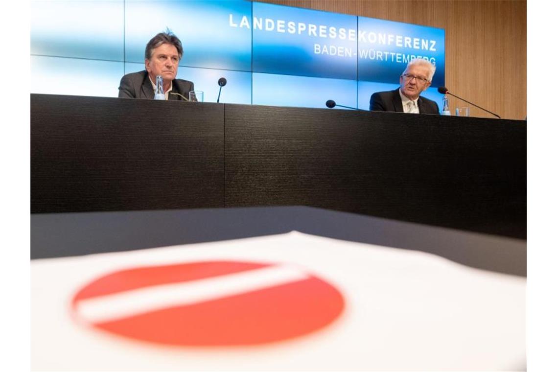 Baden-Württemberg schlägt Alarm: Verschärfte Kontrollen Manfred Lucha und Winfried Kretschmann (l-r). Foto: Marijan Murat/dpa