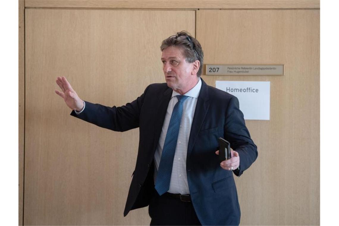 Ministerium unterstützt Obdachlose mit rund 750 000 Euro Manfred „Manne“ Lucha, Sozialminister von Baden-Württemberg, steht im Landtag. Foto: Marijan Murat/dpa/Archivbild