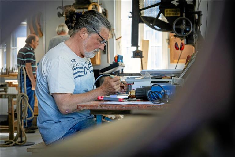 Manfred Müller greift als ehrenamtlicher Reparateur zum Lötkolben. Foto: Alexander Becher