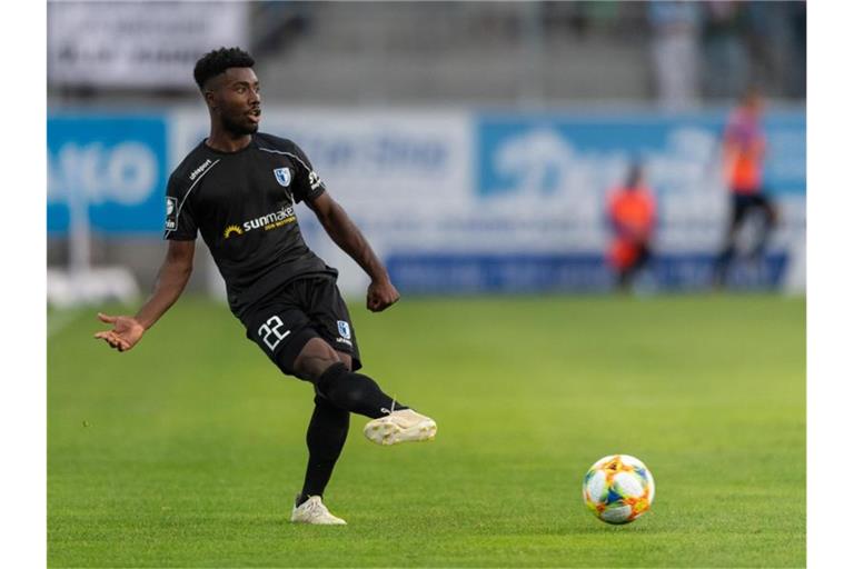 Manfred Osei Kwadwo am Ball, hier noch für den 1. FC Magdeburg. Foto: Robert Michael/dpa-Zentralbild/dpa/Archivbild