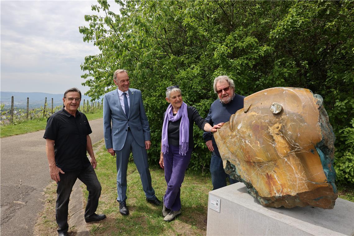 Neue Kunstwerke am Skulpturenrundweg Manfred Schneider, Bürgermeister Jochen Müller sowie Ruth und Guido Messer besuchen Standort sieben: „Blick ins Universum“. Foto: Gabriel Habermann