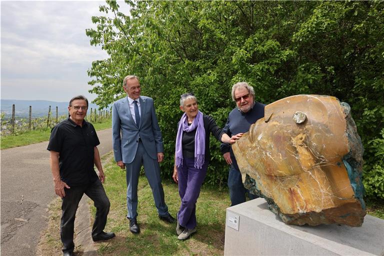 Manfred Schneider, Bürgermeister Jochen Müller sowie Ruth und Guido Messer besuchen Standort sieben: „Blick ins Universum“. Foto: Gabriel Habermann