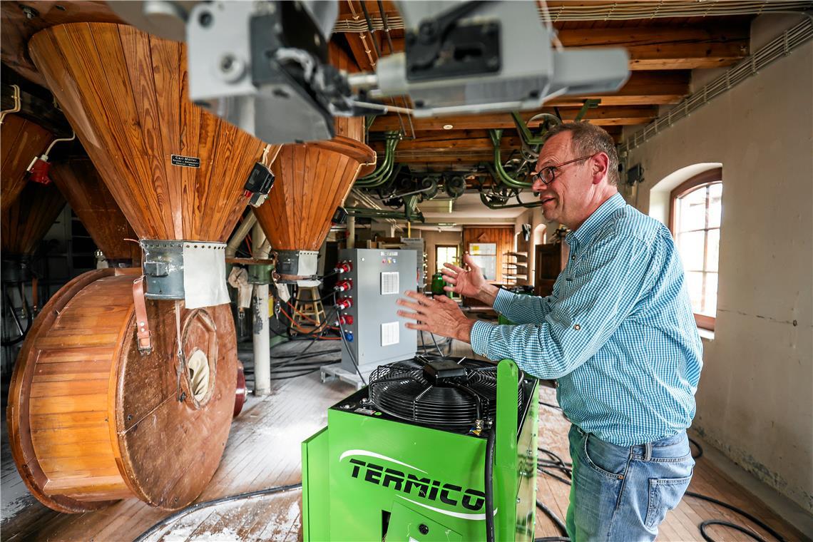 Ein heißer Kampf gegen Ungeziefer Manfred Thiel behandelt seine Mühle gerade mit Heißluft, die aus den grünen Geräten strömt. Foto: Alexander Becher