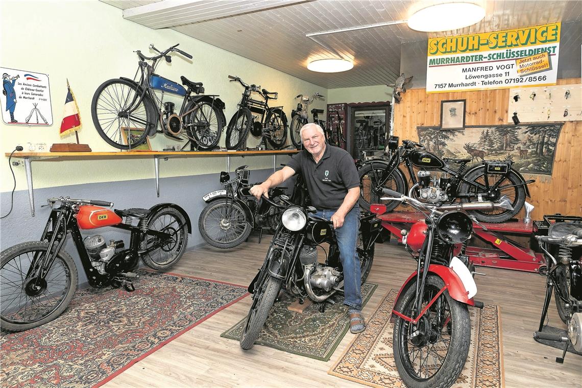 Manfred Vogt mit seinen Schätzen. Für seinen künftigen Ausstellungsraum hat er rund 20 Motorräder ausgewählt. Fotos: J. Fiedler