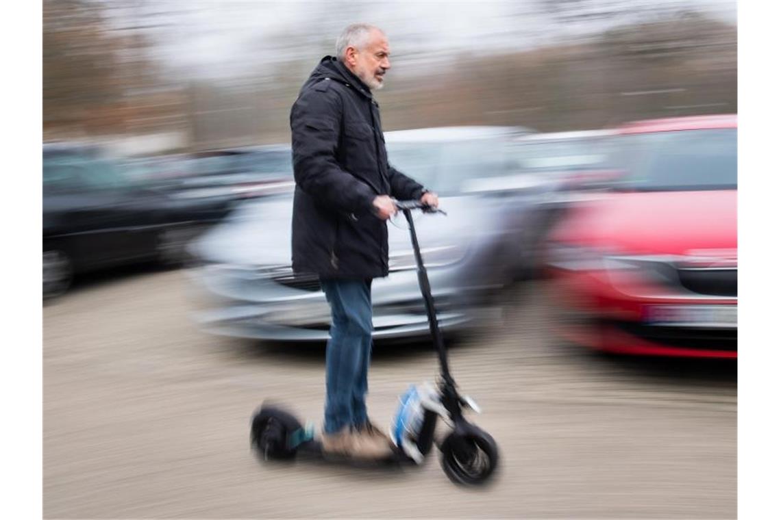 Manfred Wacker von der Uni Stuttgart auf einem Prototyp eines autonom fahrenden E-Scooters. Foto: Tom Weller/dpa/Archivbild