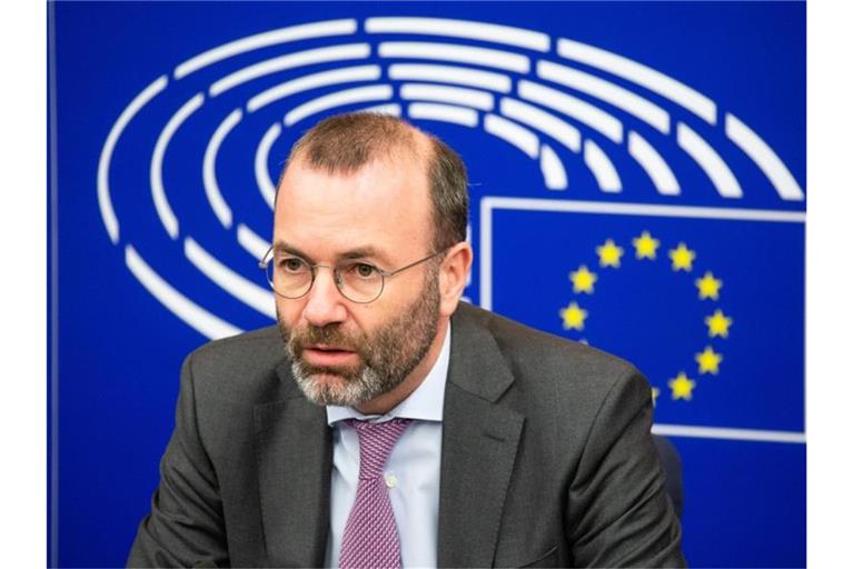 Manfred Weber (CSU), Fraktionsvorsitzender der EVP, spricht während einer Pressekonferenz. Foto: Philipp von Ditfurth/dpa