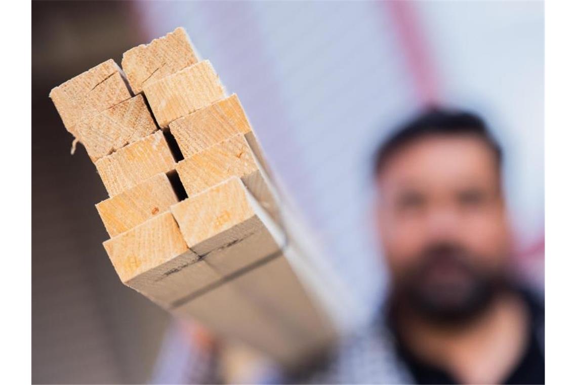 Materialmangel - Über zwei Monate Wartezeit auf Handwerker Mangelware Holz: Die Baubranche kämpft mit enormen Engpässen. Foto: Rolf Vennenbernd/dpa