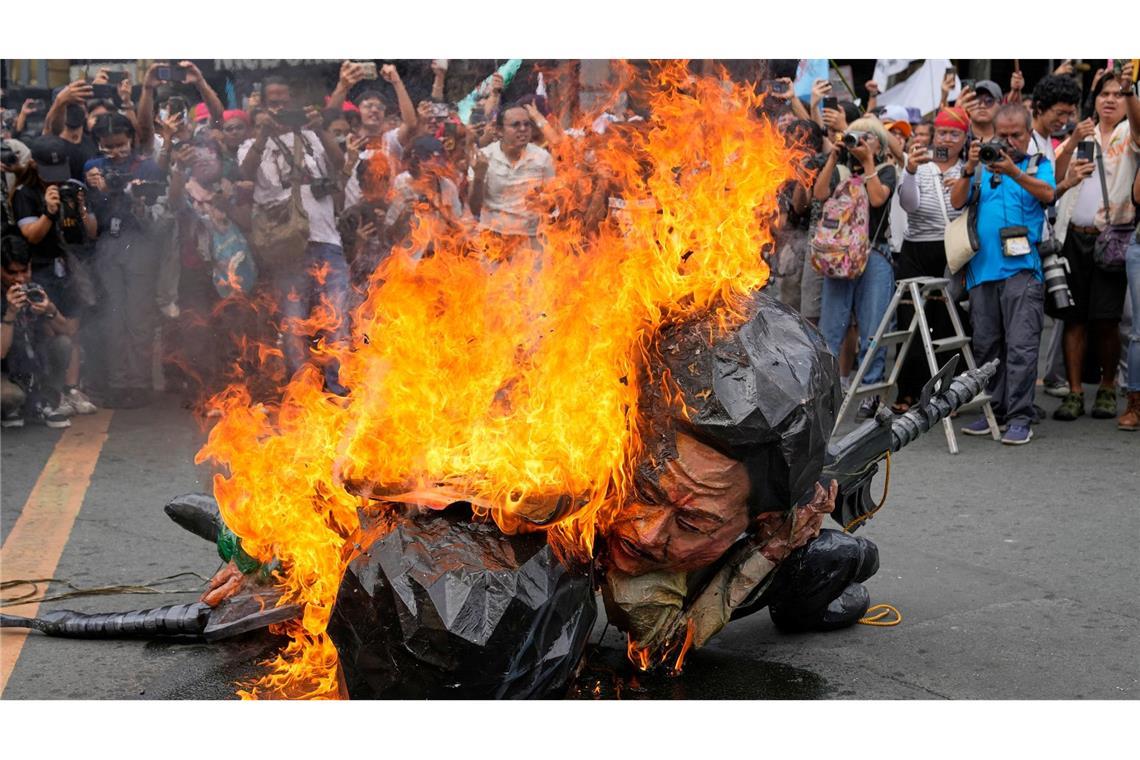 Manila: Demonstranten verbrennen Marcos-Figur am Internationalen Tag der Menschenrechte.