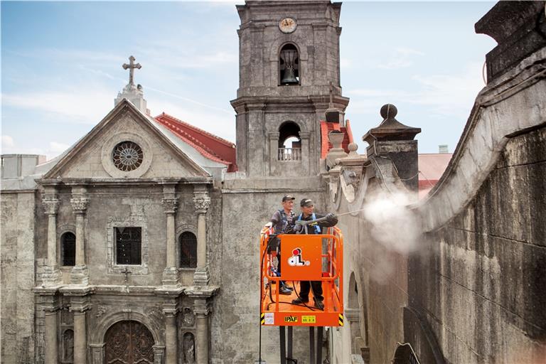 MANILA/WINNENDEN (pm). Kärcher hat im Rahmen seines Kultursponsorings die älteste christliche Kirche auf den Philippinen gereinigt. Die Außenflächen und Teile der Fassade der San-Agustín-Kirche wurden von organischem Bewuchs befreit, der aufgrund des tropischen Klimas mit hoher Luftfeuchtigkeit die Natursteinwände bedeckt und die Oberfläche angegriffen hatte. Die im Jahr 1607 erbaute Kirche liegt im historischen Stadtkern Intramuros von Manila und gehört seit 1993 zum Unesco-Welterbe. Die Experten von Kärcher reinigten mit Heißwasser-Hochdruckreinigern in der schonenden Dampfstufe mit 95 Grad Celsius und einem reduzierten Druck von 0,5 bar. „Mit unserer Technik haben wir den biologischen Bewuchs aus Algen, Moosen, kleinen Pflanzen sowie Emissionsverschmutzungen von dem jahrhundertealten Kalkstein entfernt“, erklärt Thorsten Möwes, Reinigungsexperte bei Kärcher, der für die Durchführung der Arbeiten vor Ort verantwortlich war. Foto: Kärcher